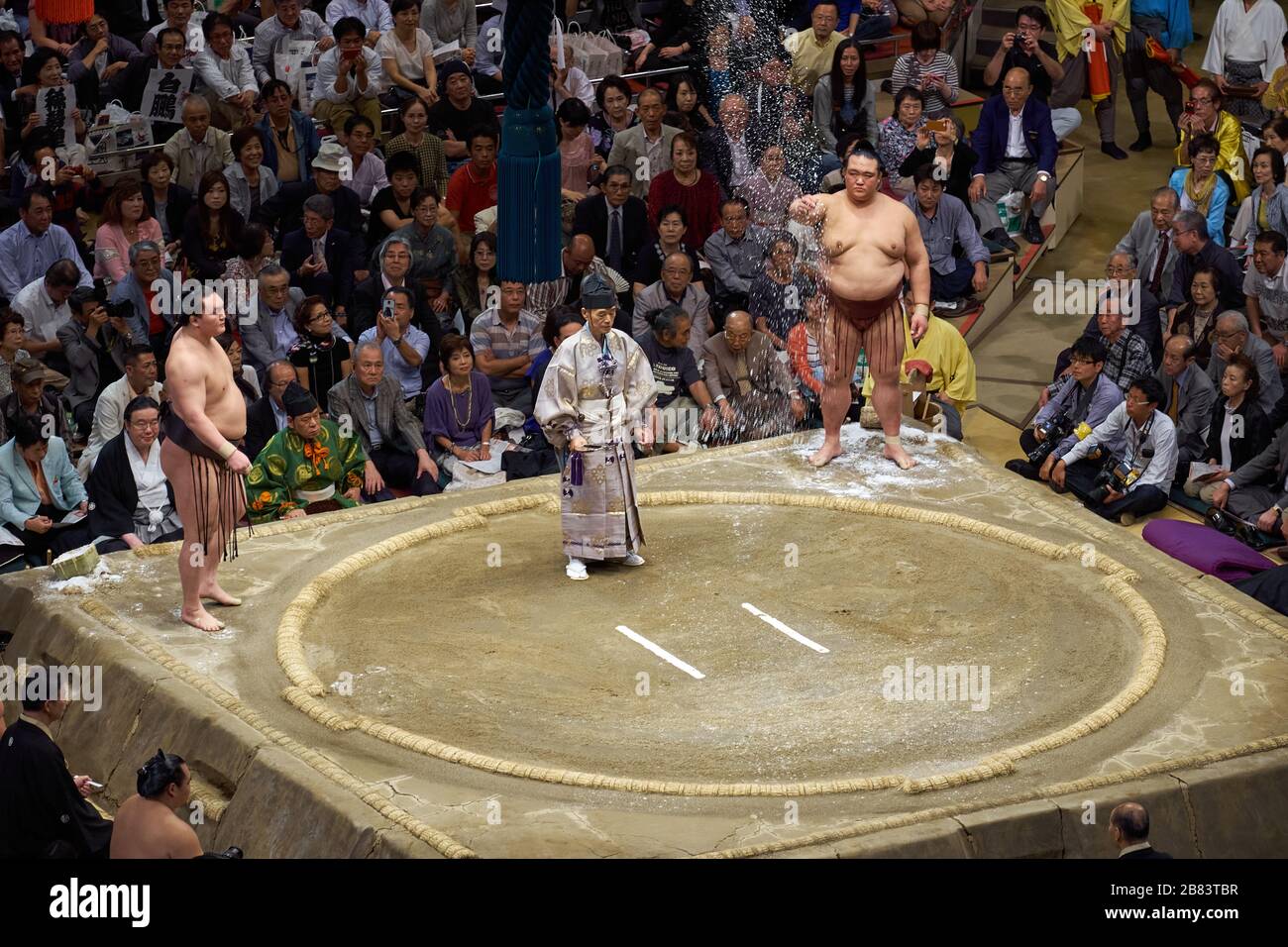 Sumo-Ringer, die sich auf den Kampf im Ringen beim Grand Sumo Turnier im September 2013 im Ryogoku Kokugikan, Tokio, Japan vorbereiten Stockfoto