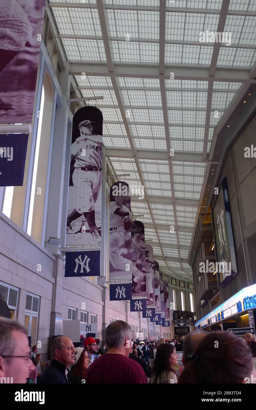 Hängende Fotos berühmter Baseballspieler auf dem Flur des New York Yankees Stadium Stockfoto