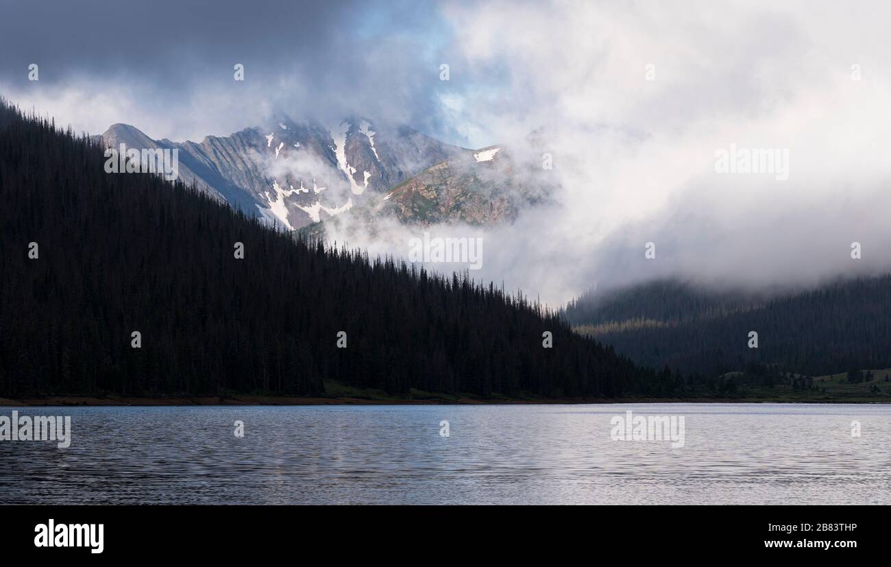 Die Sommerzeit von Never liegt südlich des Long Draw Reservoirs. Dies ist ein Blick von der Uferlinie auf den Long Draw Reservoir im Norden Colorados. Stockfoto Die Sommerzeit von Never liegt südlich des Long Draw Reservoirs. Dies ist ein Blick von der Uferlinie auf den Long Draw Reservoir im Norden Colorados. Stockfoto