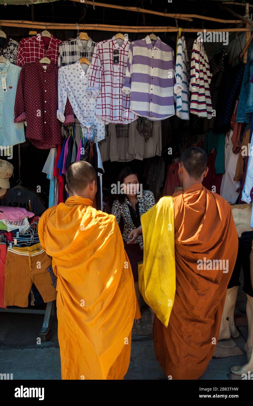 Battambang, Kambodscha, Asien: Zwei junge buddhistische Mönch bitten um Almosen auf dem zentralen Markt der Stadt Stockfoto