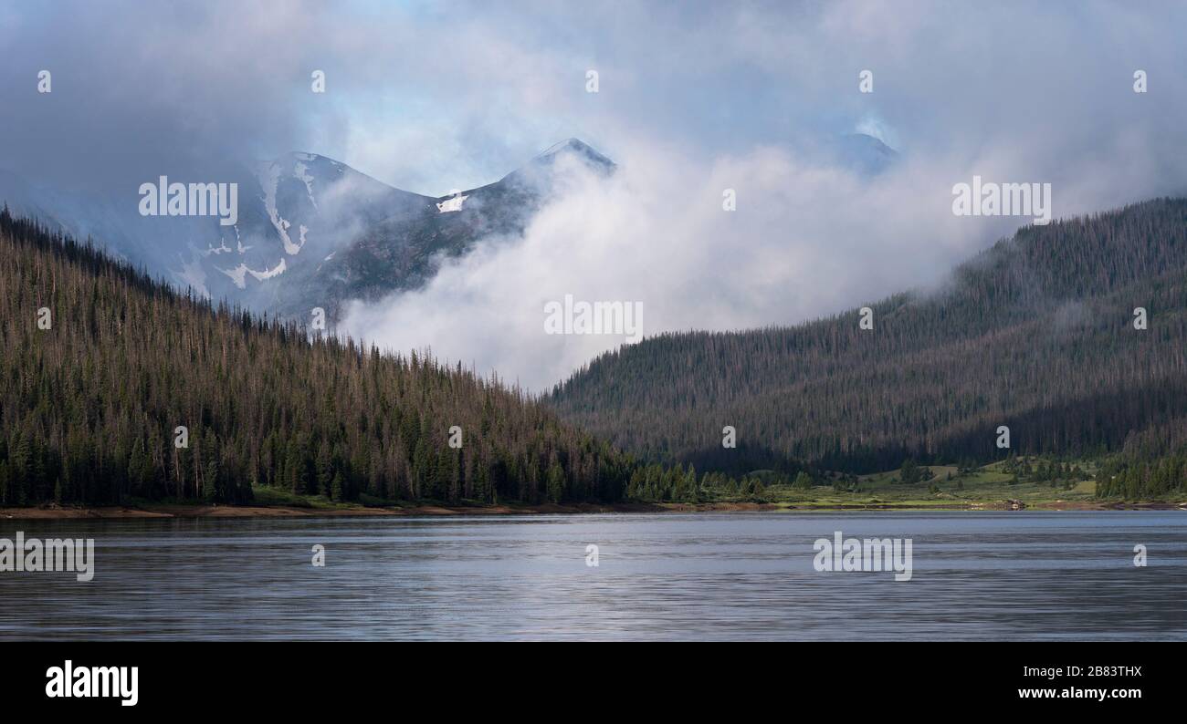 Die Sommerzeit von Never liegt südlich des Long Draw Reservoirs. Dies ist ein Blick von der Uferlinie auf den Long Draw Reservoir im Norden Colorados. Stockfoto Die Sommerzeit von Never liegt südlich des Long Draw Reservoirs. Dies ist ein Blick von der Uferlinie auf den Long Draw Reservoir im Norden Colorados. Stockfoto