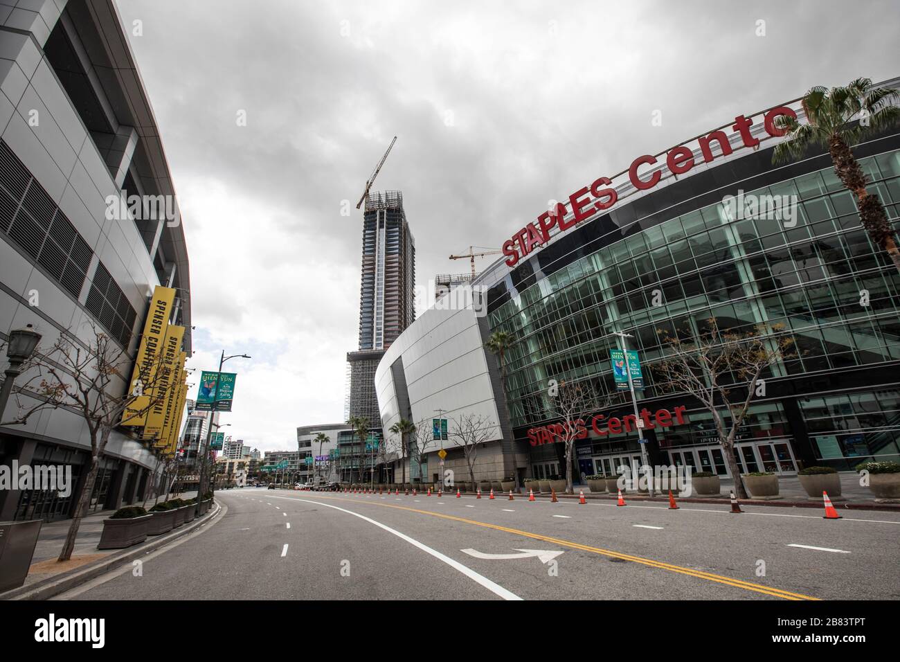 Los Angeles, USA. März 2020. Das Staples Center, die Heimat der LA Lakers, Kings und Clippers, bleibt aufgrund der Covid19-Notsituation geschlossen. 19.3.2020 Los Angeles, CA USA (Foto von Ted Soqui/SIPA USA) Credit: SIPA USA/Alamy Live News Stockfoto