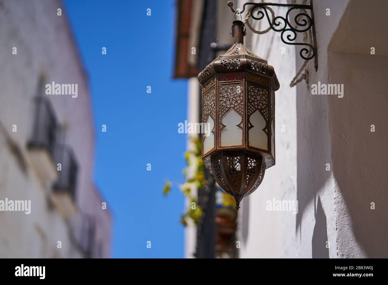 Eine traditionelle laterne im arabischen Stil hängt vor einem Gebäude im historischen weißen Dorf Arcos de la Frontera, Provinz Cadiz, Andalusien (Andalucia) Stockfoto