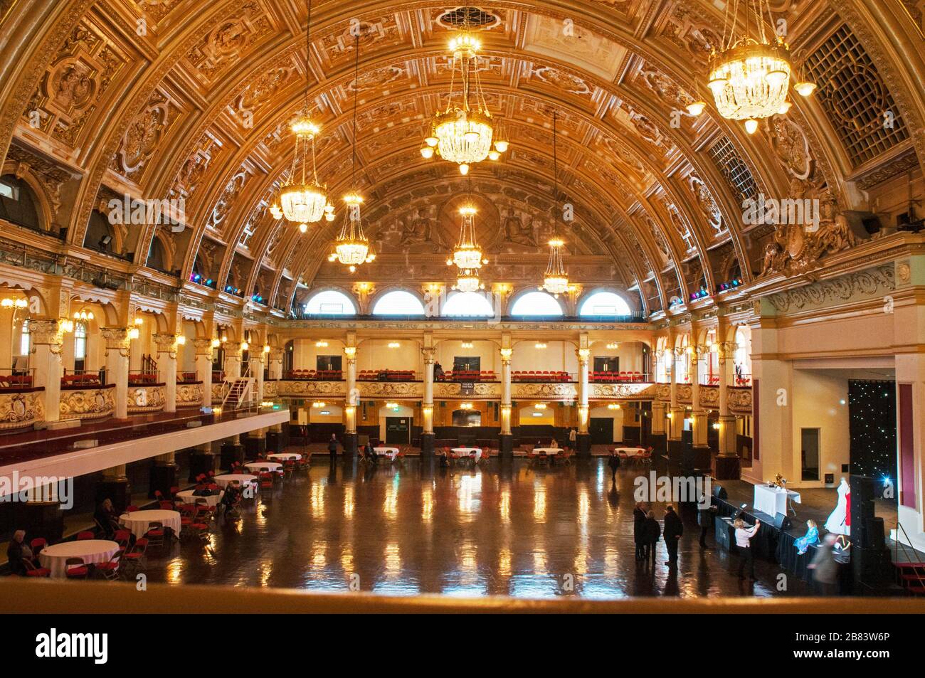 Deckendetails mit Kronleuchtern und der Ballsaal-Etage des Empress Ballroom im Winter Gardens Blackpool Lancashire England Großbritannien Stockfoto