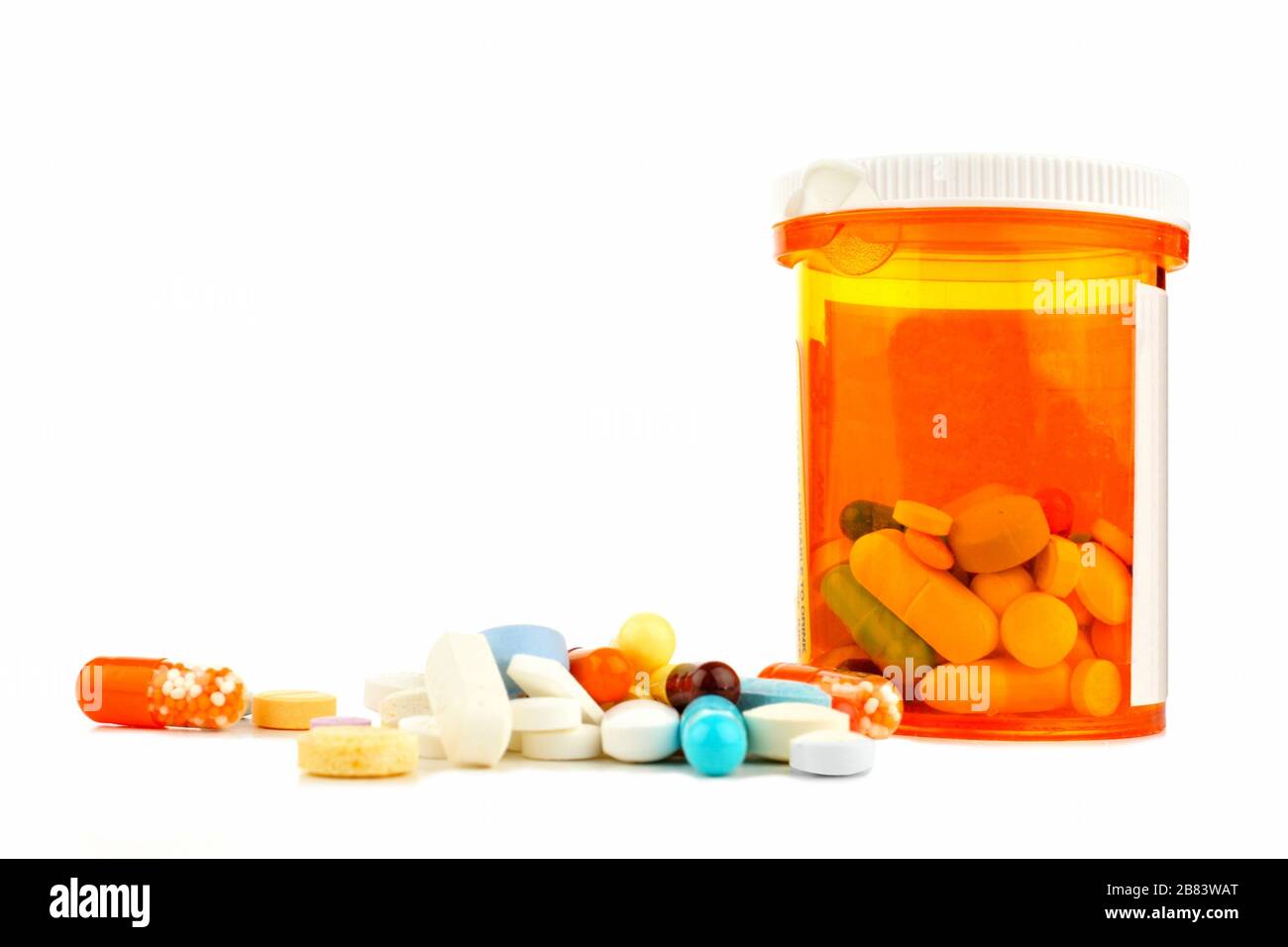 Pillenflasche mit Haufen verschiedenster Medikamente über weißem Hintergrund Stockfoto