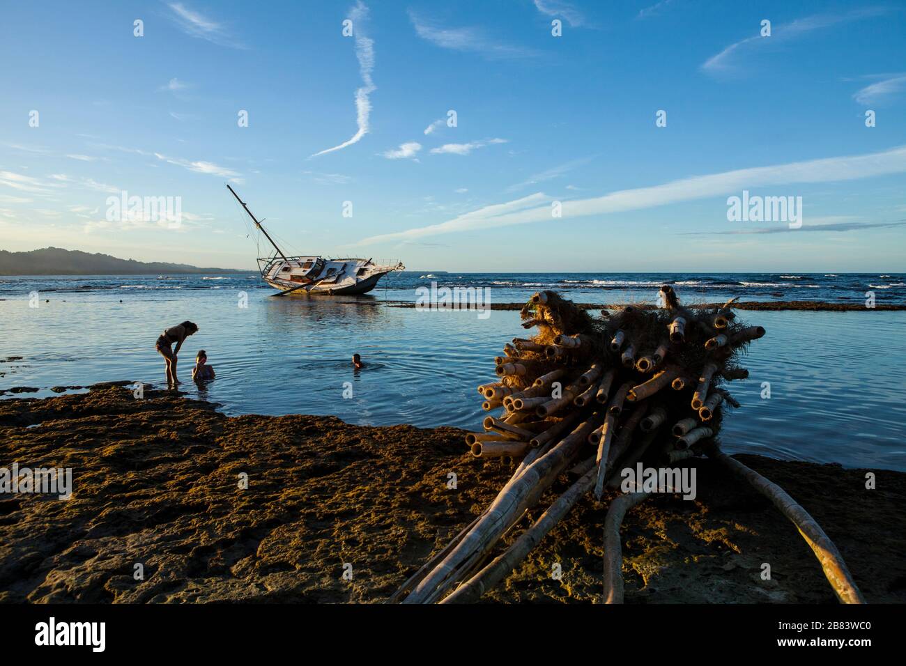 Playa Negra, Puerto Viejo de Talamanca/Costa Rica-27. Januar 2019: Dort, in der Nähe der Ortseinfahrt, alter Kahn und schwarzer Kohlesand von Playa Negra. Stockfoto