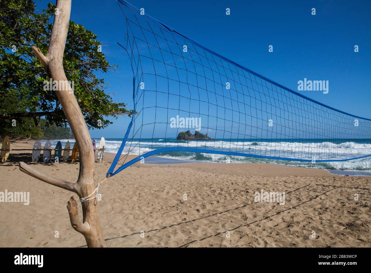 Costa Rica's spektakulärsten Strand Cocles, die in der Nähe von Puerto Viejo gefunden werden kann - beliebtes Ziel für Surfer, Einheimischen und Touristen Stockfoto