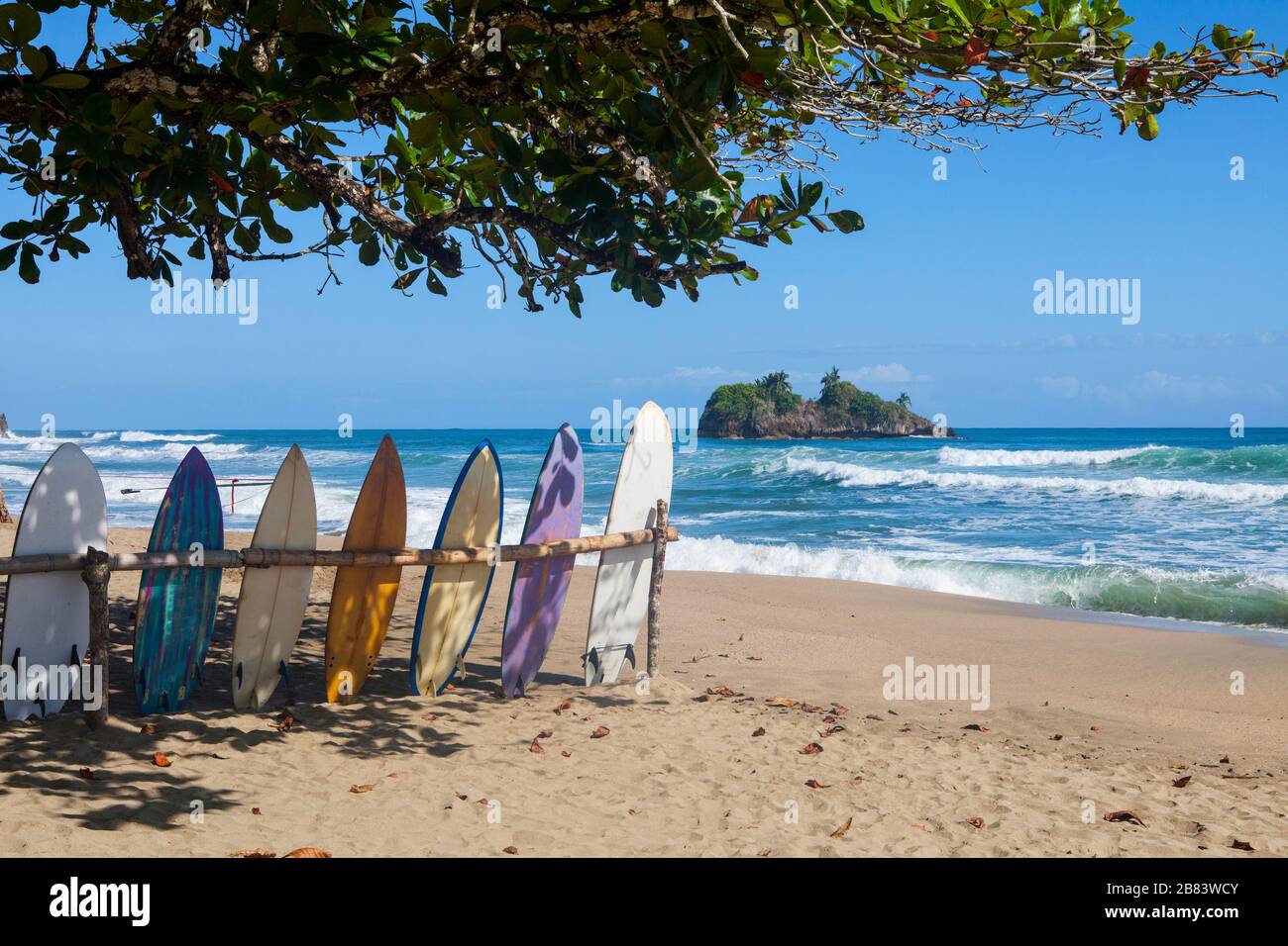 Costa Rica's spektakulärsten Strand Cocles, die in der Nähe von Puerto Viejo gefunden werden kann - beliebtes Ziel für Surfer, Einheimischen und Touristen Stockfoto