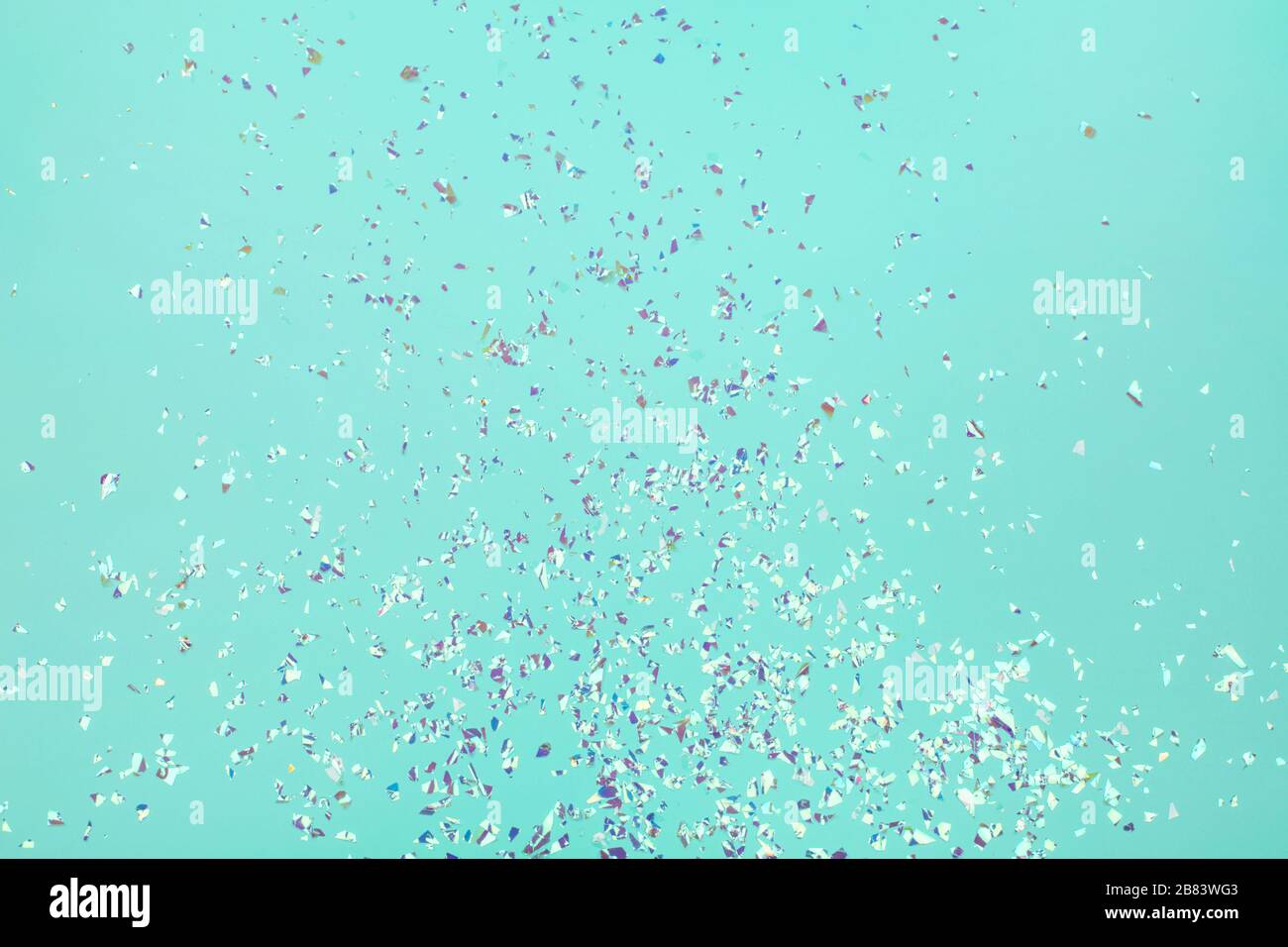 Holografisches Fliegen funkelt auf blauem festlichem Hintergrund. Ferienkulisse für Ihre Projekte. Stockfoto