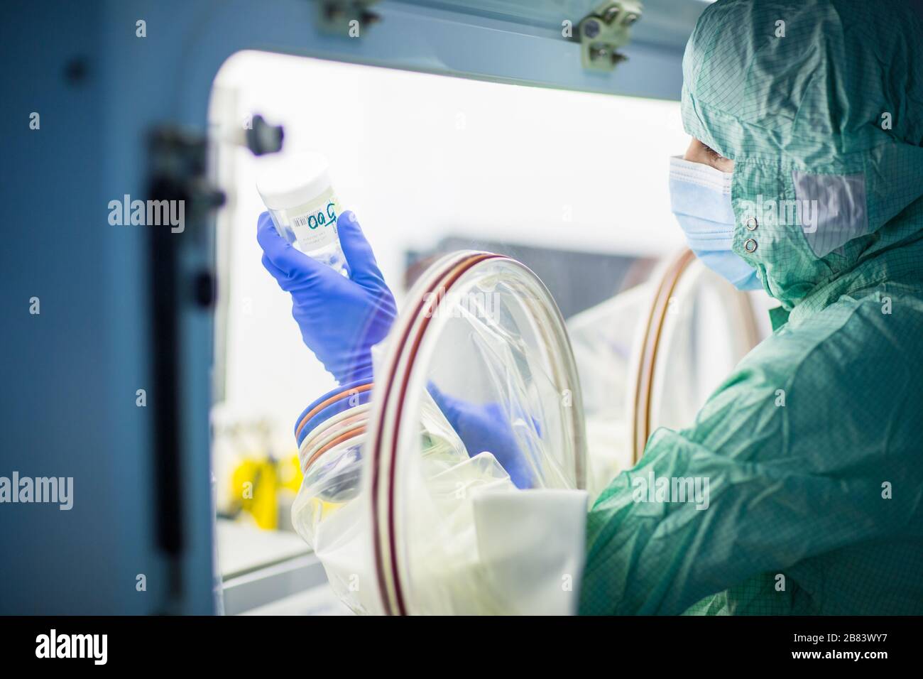 Virus-Gegengift, das in einem Biochem Labor mit extrem strengen Vorsichtsmaßnahmen (flacher Freiheitsgrad; farbiges Bild) zubereitet wird Stockfoto