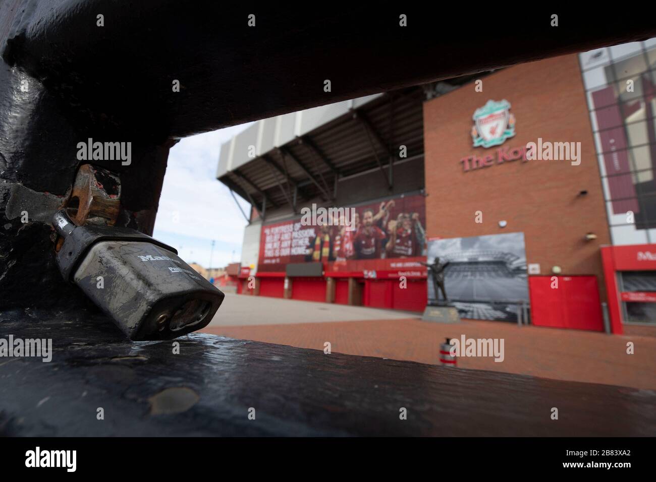 Ein allgemeiner Blick auf die verschlossenen Tore außerhalb von Anfield, dem Heimstadion des Liverpool Football Club, nachdem bekannt gegeben wurde, dass der professionelle Fußball in England sein wird Stockfoto