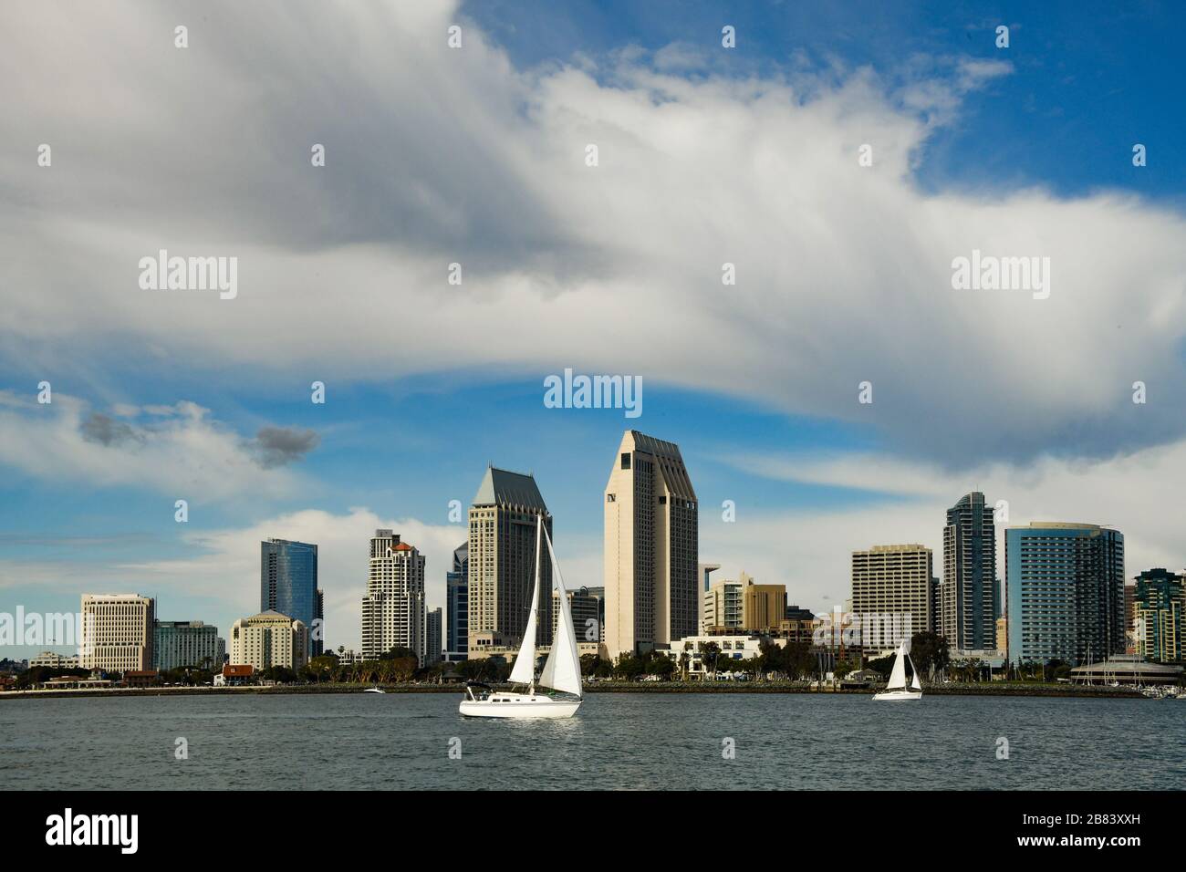 Die Fährfahrt nach Coronado bietet diesen Blick auf die Skyline der Innenstadt von San Diego. Stockfoto