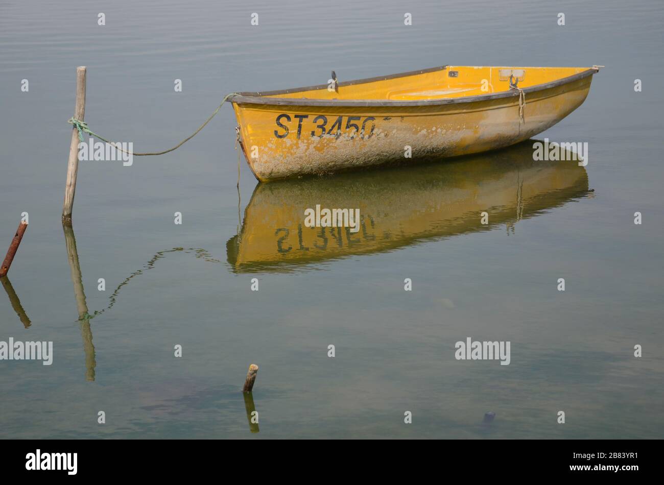 Gelbes Boot schwimmend Stockfoto