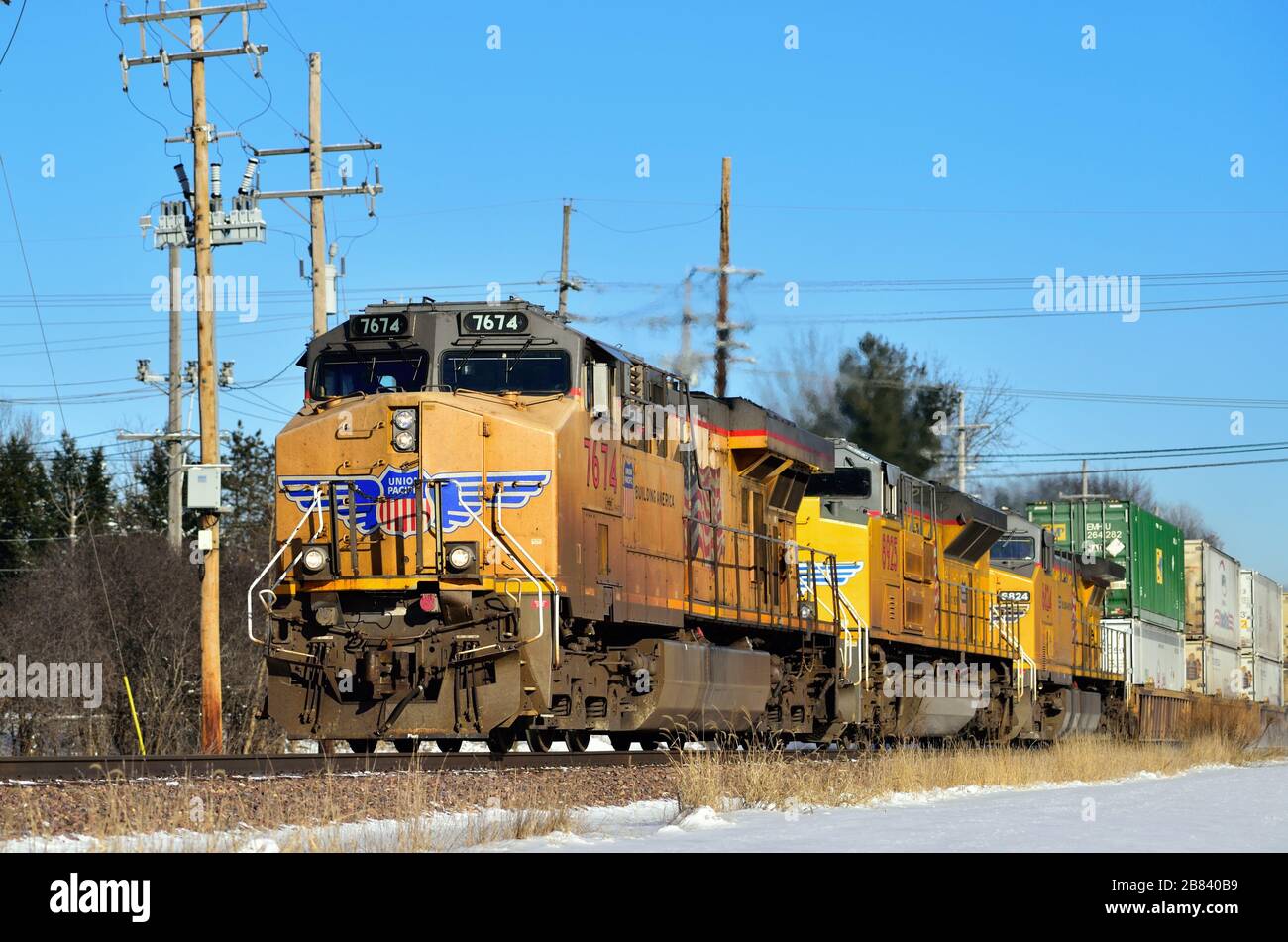 Genf, Illinois, USA. Ein Union Pacific Container- oder Stapelfrachtzug, der von drei Lokeinheiten in der Nähe von Geneva, Illinois, geführt wird. Stockfoto