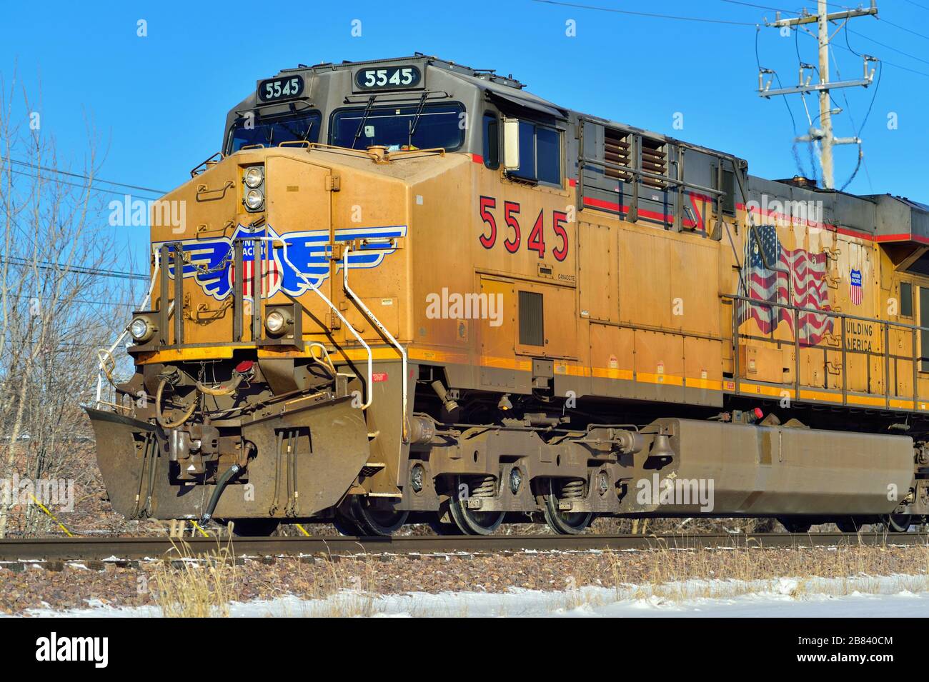 Genf, Illinois, USA. Eine Lok der Union Pacific auf der Führung eines Güterzugs, während sie durch Genf, Illinois führt. Stockfoto