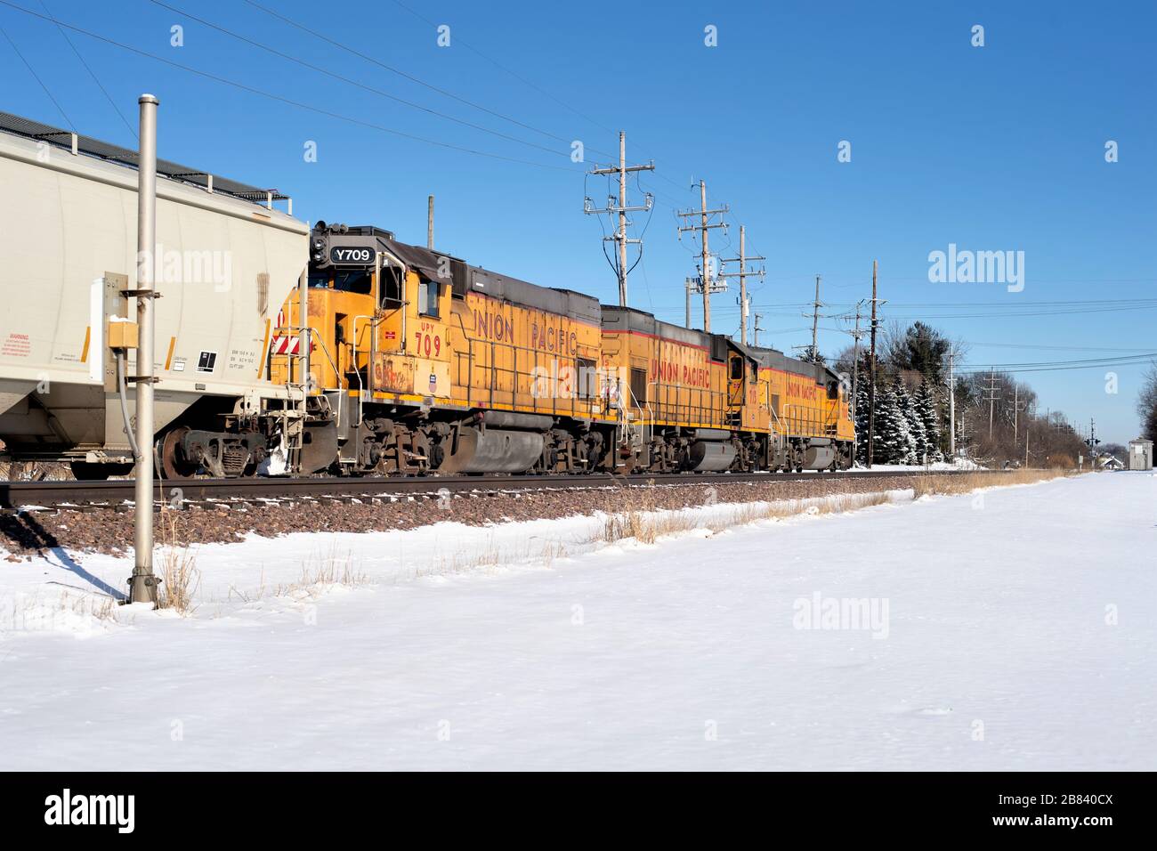 Genf, Illinois, USA. Ein Güterzug der Union Pacific, der von drei Lokeinheiten bei Genf, Illinois, auf seiner Ostfahrt nach Chicago geführt wird. Stockfoto