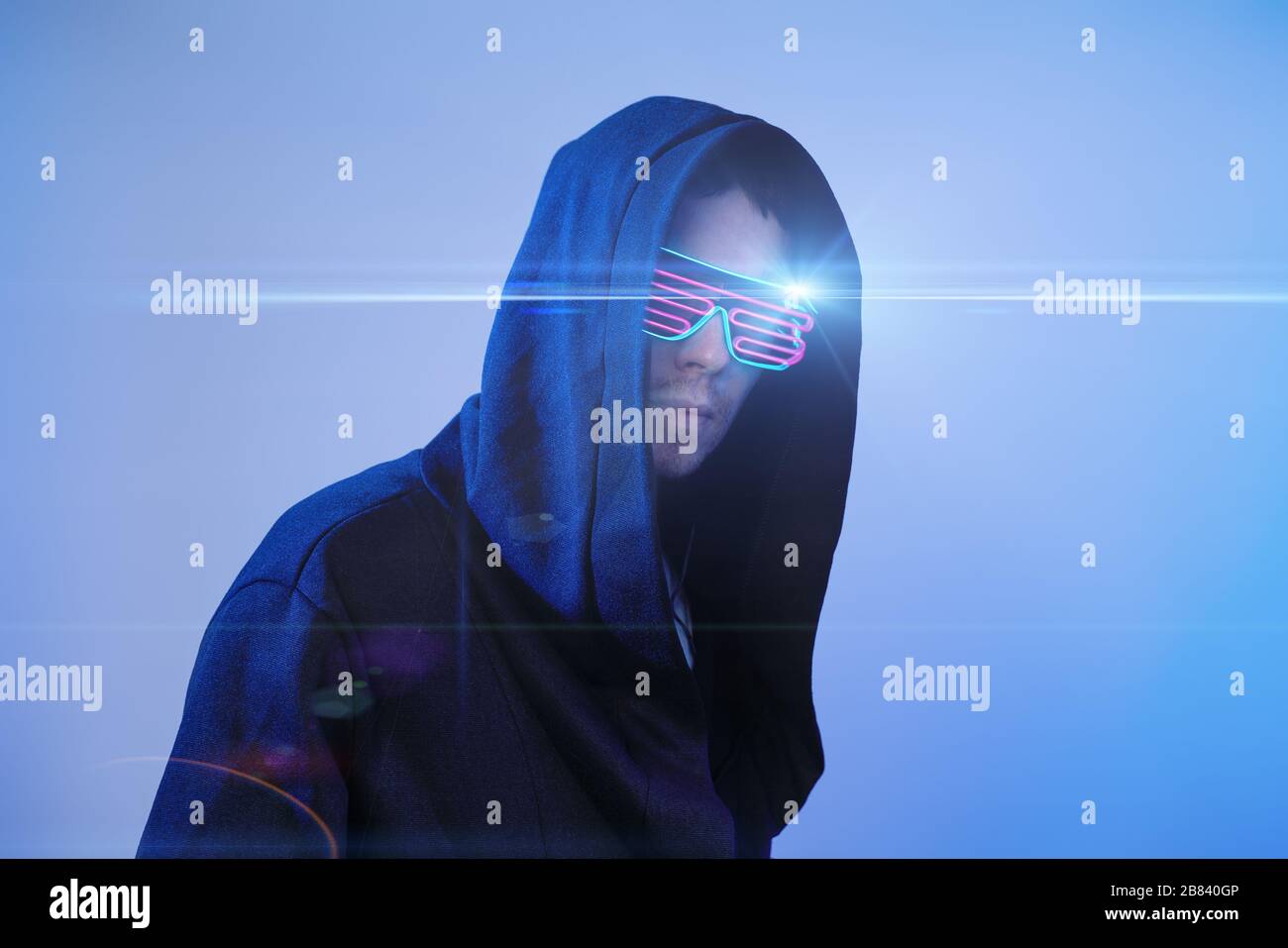 Mann in der Haube und Cyber-Brille. Spielfigur. Konzept der virtuellen Realität, Cyber-Spiele und Science Fiction. Stockfoto