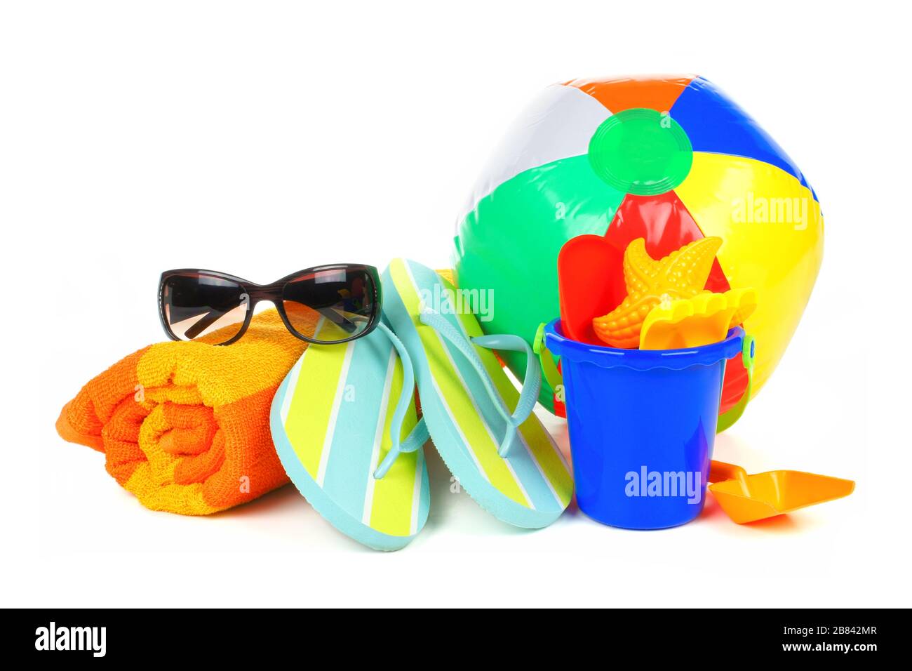 Eine Gruppe farbenfroher Strandartikel im Sommer, isoliert auf weißem Hintergrund Stockfoto