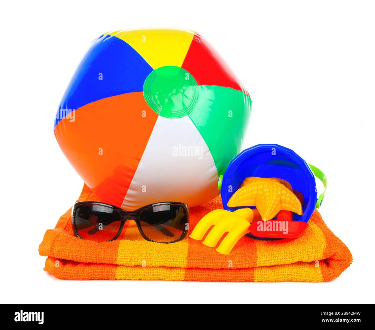 Bunte Strandartikel im Sommer auf einem Handtuch, isoliert auf weißem Hintergrund Stockfoto