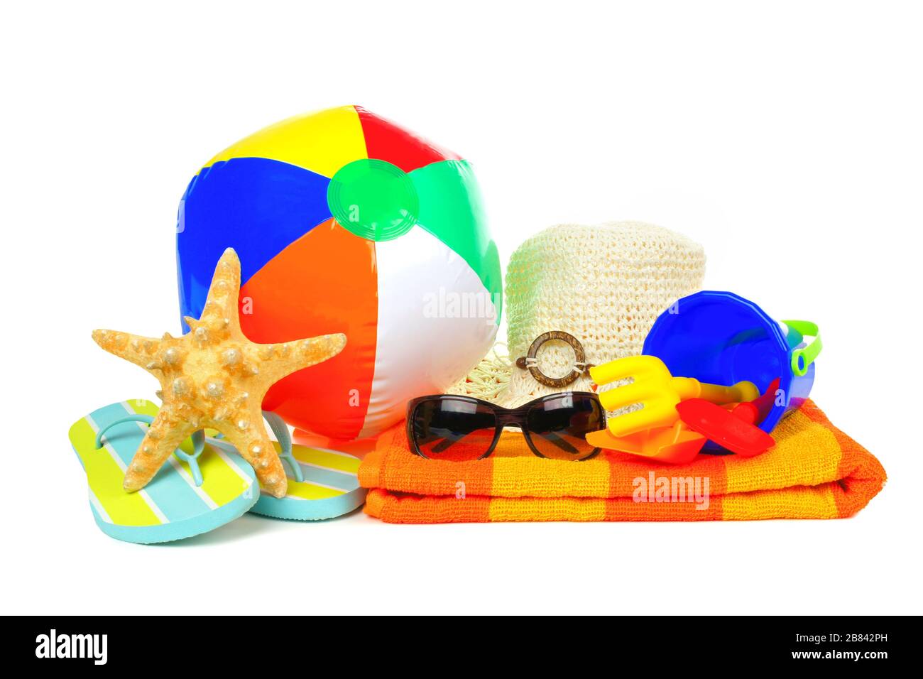 Bunte Sommer-Strandartikel auf Weiß isoliert Stockfoto