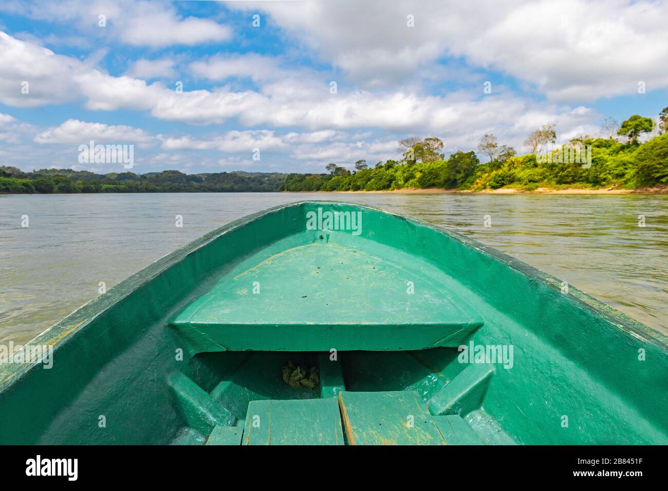 Der Fluss Usumacinta, die internationale Grenze zwischen Guatemala und Mexiko, von einem Boot aus gesehen. Boot ist scharf, Regenwald und Flussufer unscharf. Stockfoto