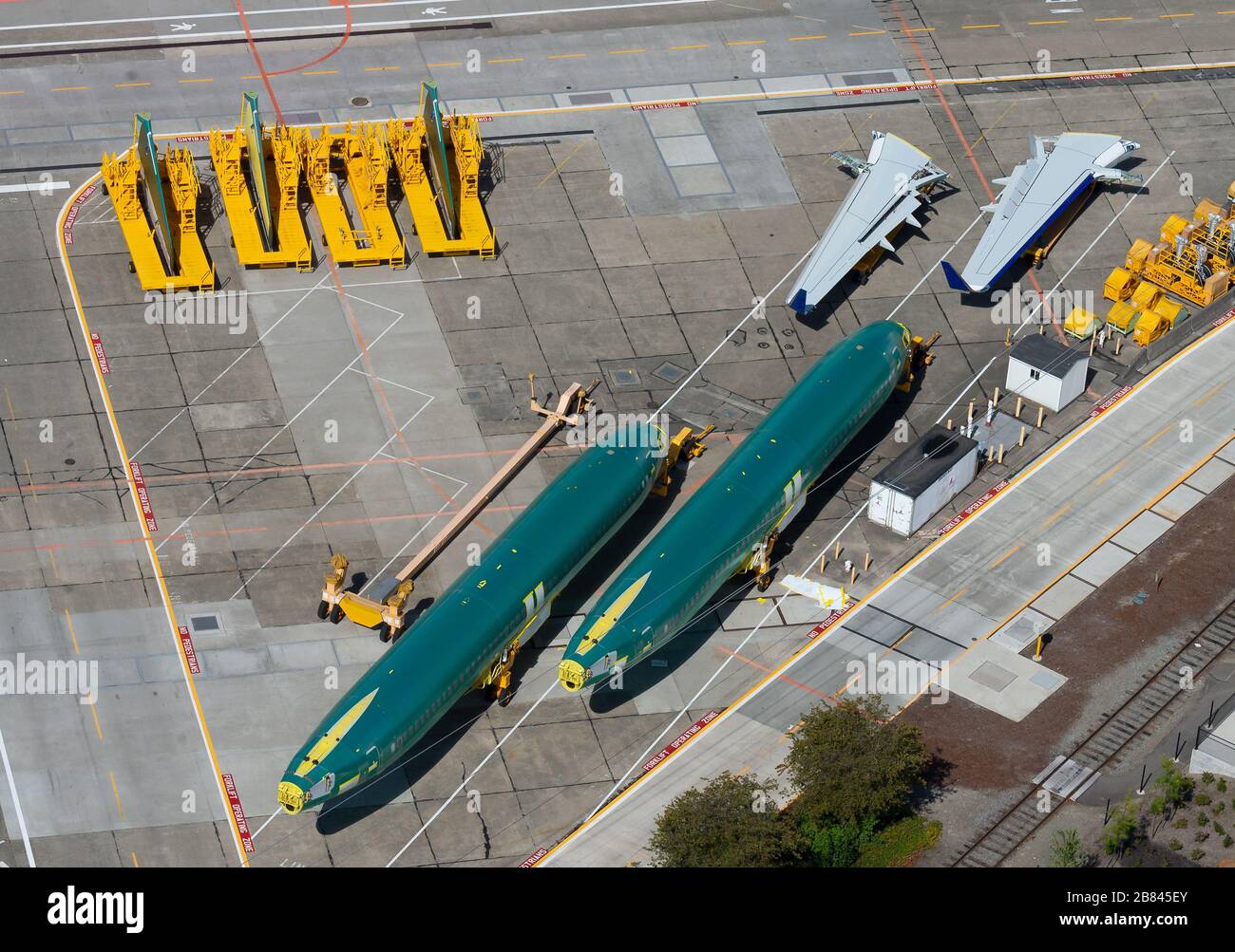 Ersatzteile für Boeing 737 NG und max am Renton Airport, USA, einschließlich Rumpf, Tragfläche und Leitwerk. Tage später wurden die Teile innerhalb der Montagelinie bewegt. Stockfoto