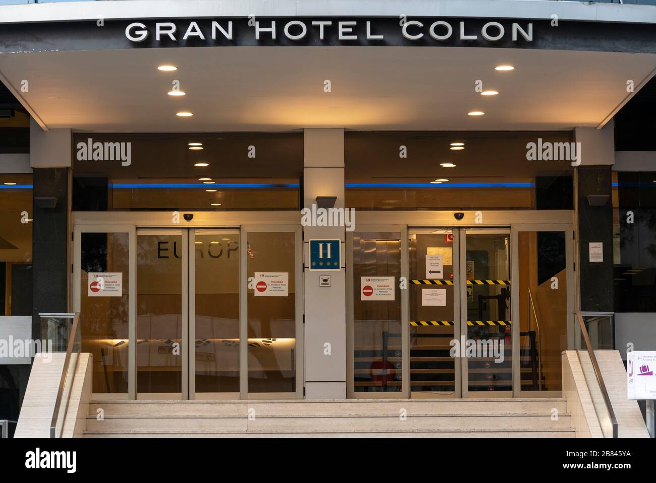 Haupteingang Des Gran Hotel Colon Hotels Im Stadtzentrum Von Madrid Am 19 Marz Ist Das Gran Hotel Colon Das Erste Medizinische Hotel In Spanien Geworden In Dem Patienten Mit Leichten Coronavirus Symptomen Behandelt