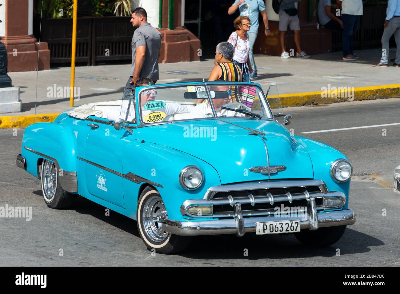 Chevrolet-Oldtimer in hellblau/zyanblau in Havanna, Kuba im Stadtzentrum, bieten Taxi- und Tour-Services. Verchromtes Detailfahrzeug in La Habana. Stockfoto