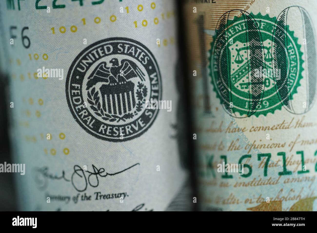 Washington, DC, USA. März 2020. Das am 19. März 2020 aufgenommene Foto zeigt US-Dollar-Banknoten in Washington, DC, den Vereinigten Staaten. Der Plan der Trump-Regierung, amerikanische Hilfsgelder als Teil eines massiven Konjunkturpakets als Reaktion auf COVID-19 zu schicken, könnte 1.000 US-Dollar pro Person und 500 Dollar pro Kind betragen, sagte Finanzminister Steven Mnuchin am Donnerstag. Kredit: Liu Jie/Xinhua/Alamy Live News Stockfoto