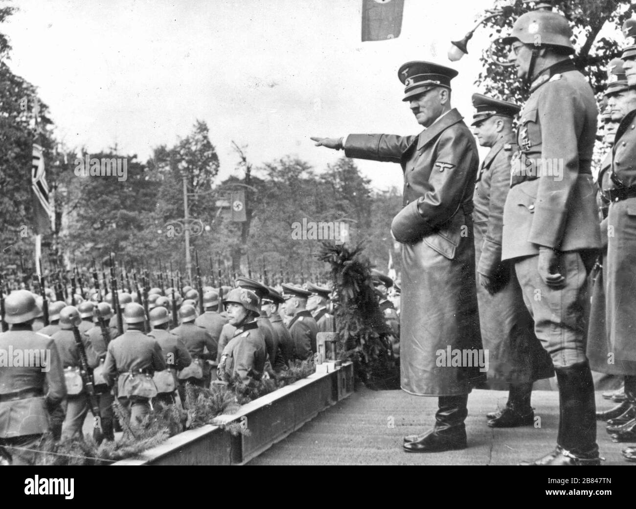 Adolf Hitler erhält in Aleje Ujazdowskie in Warschau eine Parade deutscher Truppen. Ebenfalls sichtbar: General Gunther von Kluge (2 links), General Maximilian von Weichs (auf dem Helm), General Fedor von Bock (2 rechts), 5. Oktober 1939 Stockfoto