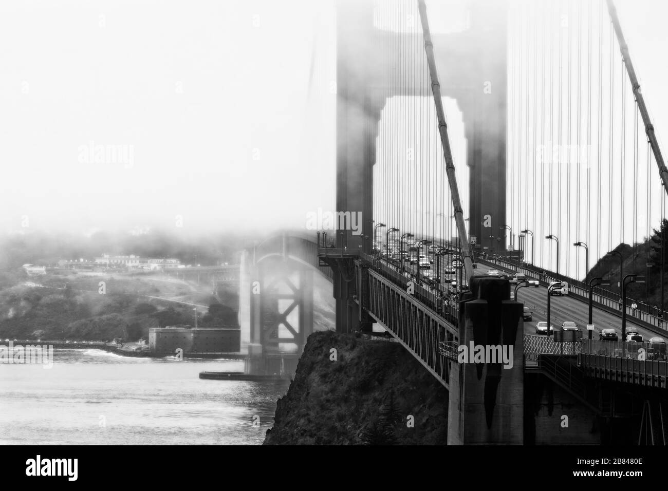 Nebel vor der Bucht umhüllt die Golden Gate Bridge und Presidio, San Francisco, Kalifornien, Vereinigte Staaten, Nordamerika, Schwarzweiß Stockfoto