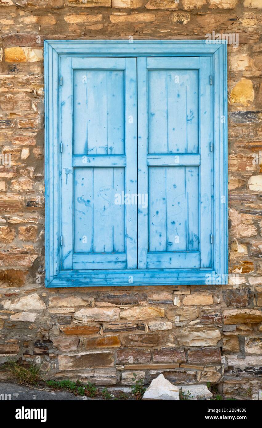 Altes Holzfenster im traditionellen Steinhaus des Dorfes Pano Lefkara. Larnaca District. Zypern. Stockfoto