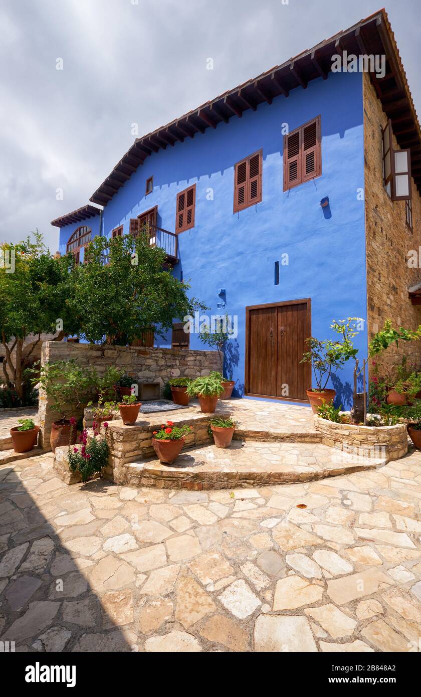 Das Haupthaus des örtlichen Völkerkundemuseums ist blau gestrichen - eine verbreitete Farbe auf Zypern. Pano Lefkara Dorf. Zypern Stockfoto