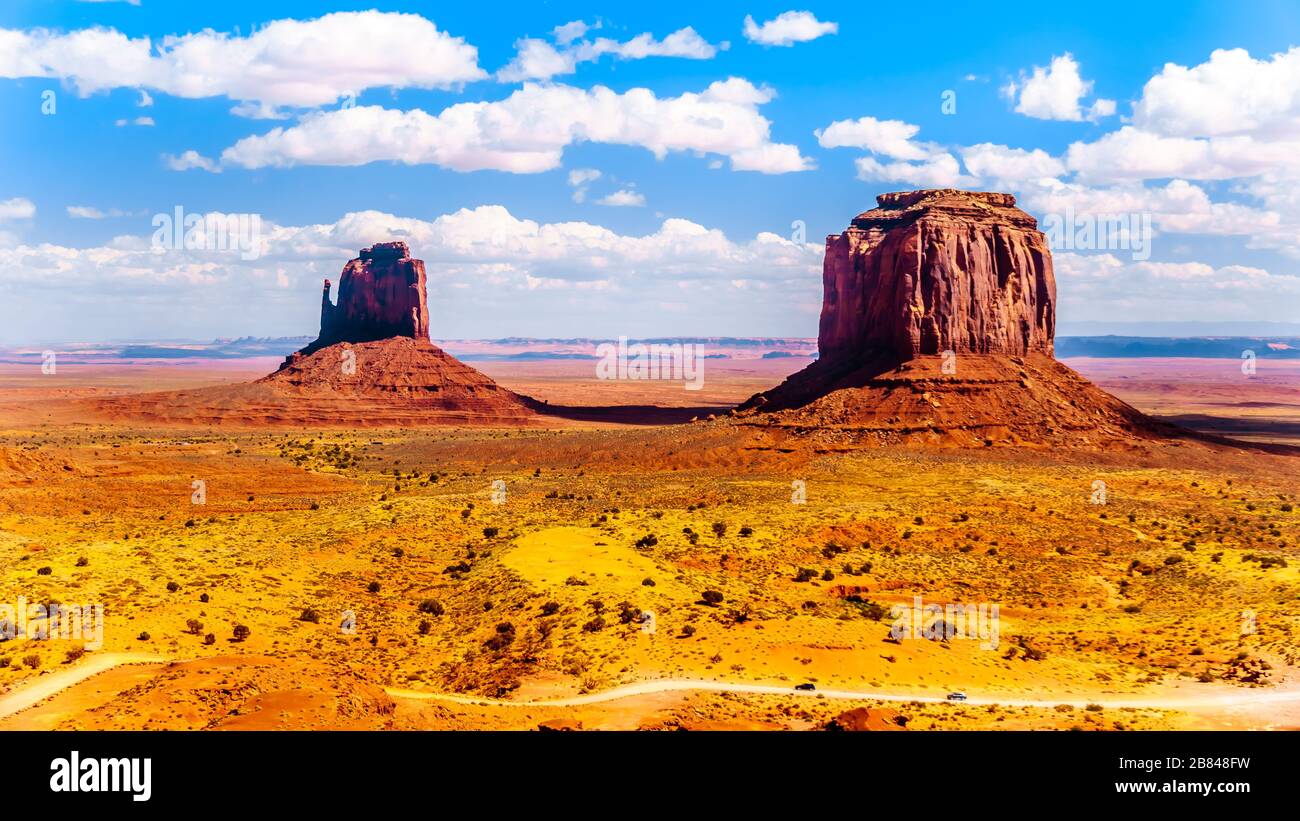 Große Rotsandsteinformationen von Merrick Butte und East mitten Butte im Monument Valley Navajo Tribal Park an der Grenze zu Utah-Arizona, USA Stockfoto