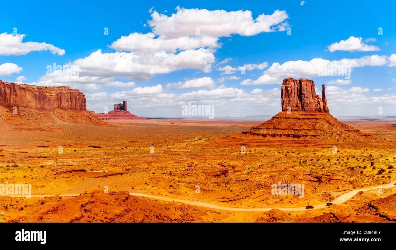 Große Rotsandsteinformationen von Sentinel Mesa, Stagecoach Butte und West mitten Buttes im Monument Valley an der Grenze zu Utah-Arizona, USA Stockfoto