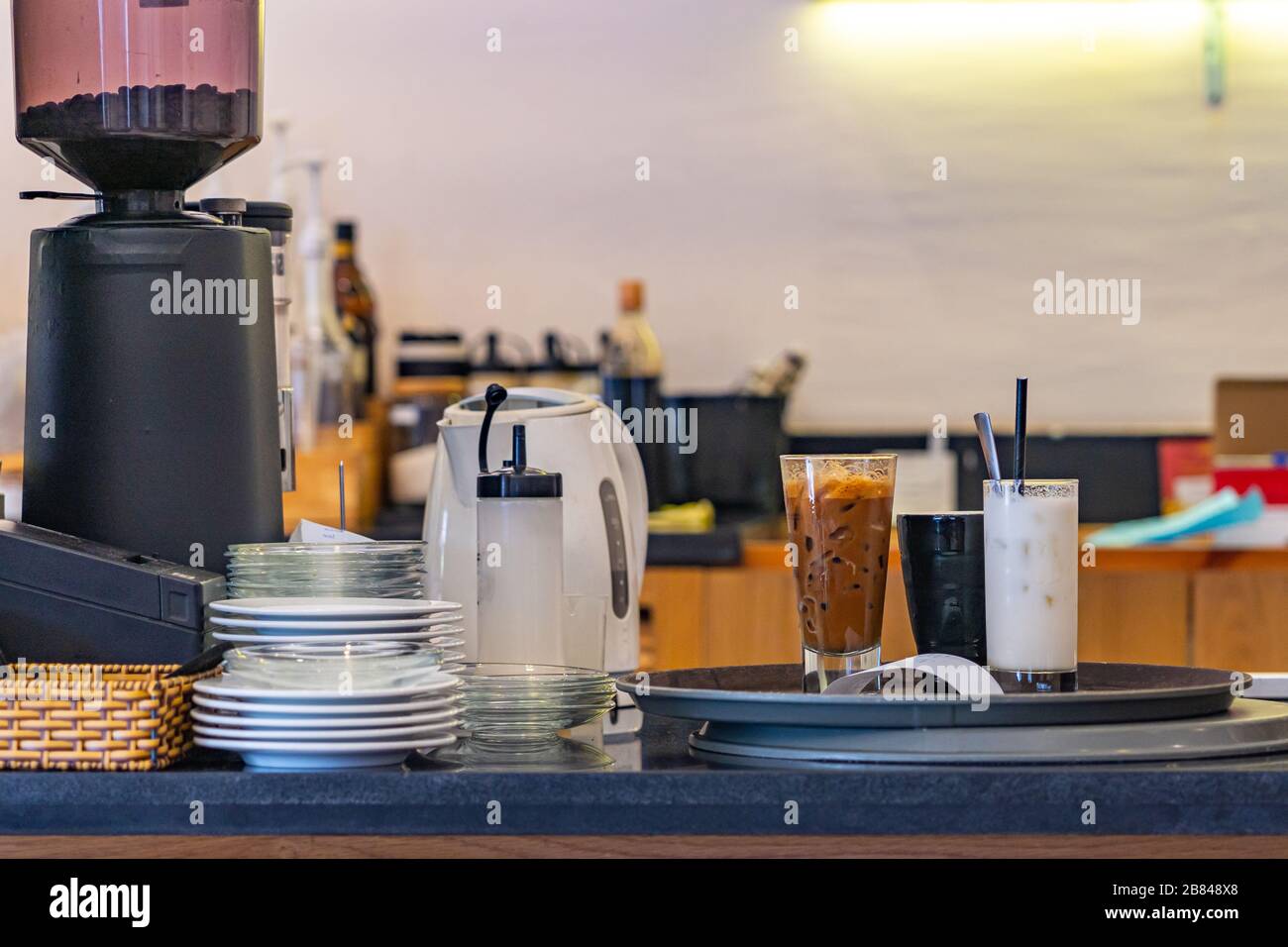 Kaffee und Getränke im Abholbereich am Barschalter von Coffeeshop Stockfoto
