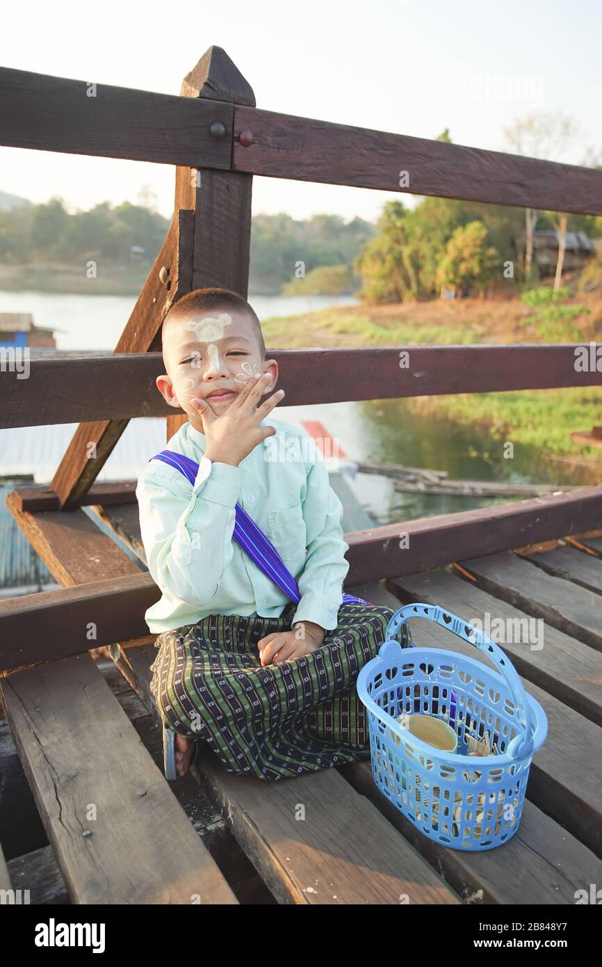 Kanchanaburi, Thailand - 16. Januar 2020: Asiatisches Kind mit Pulver an der Mon Bridge, Sangkhla Buri, Provinz Kanchanaburi, Thailand. Stockfoto