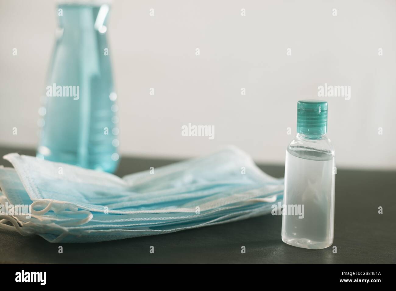 Vorbeugung, Schutz und Hygiene von Coronavirus mit medizinischen chirurgischen Gesichtsmasken und Handdesinfektionsgel für Hände, um den Covid-19-Ausbruch zu stoppen Stockfoto