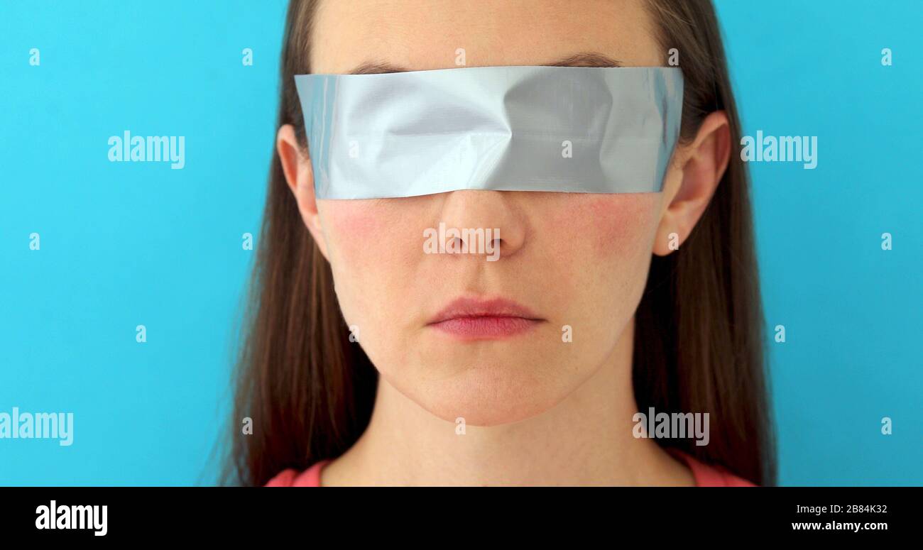 Frau mit mit mit Wachsstreifen abgeklebten Augen Stockfoto