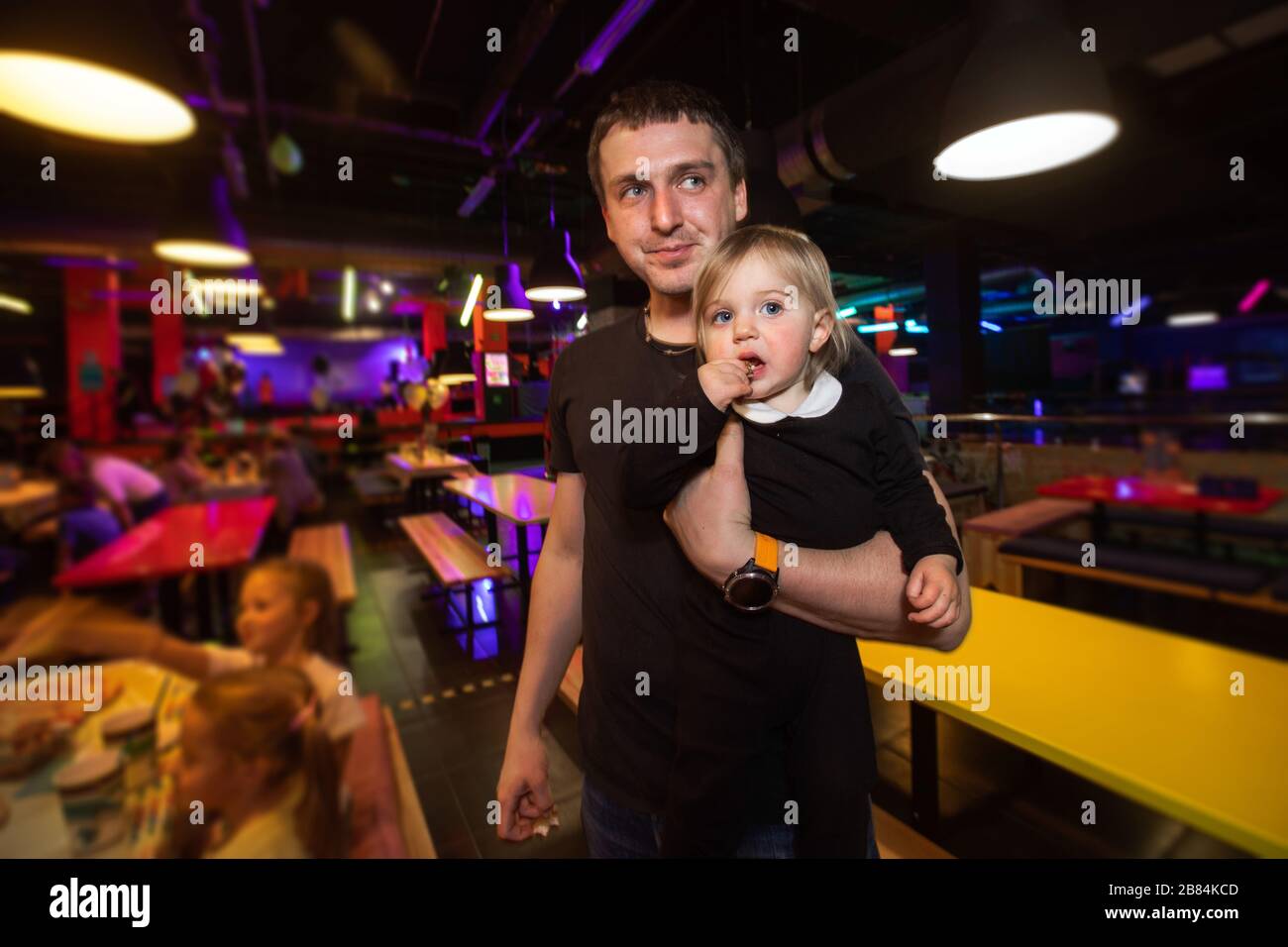 Vater mit Tochter während der Kinderparty im Café Stockfoto