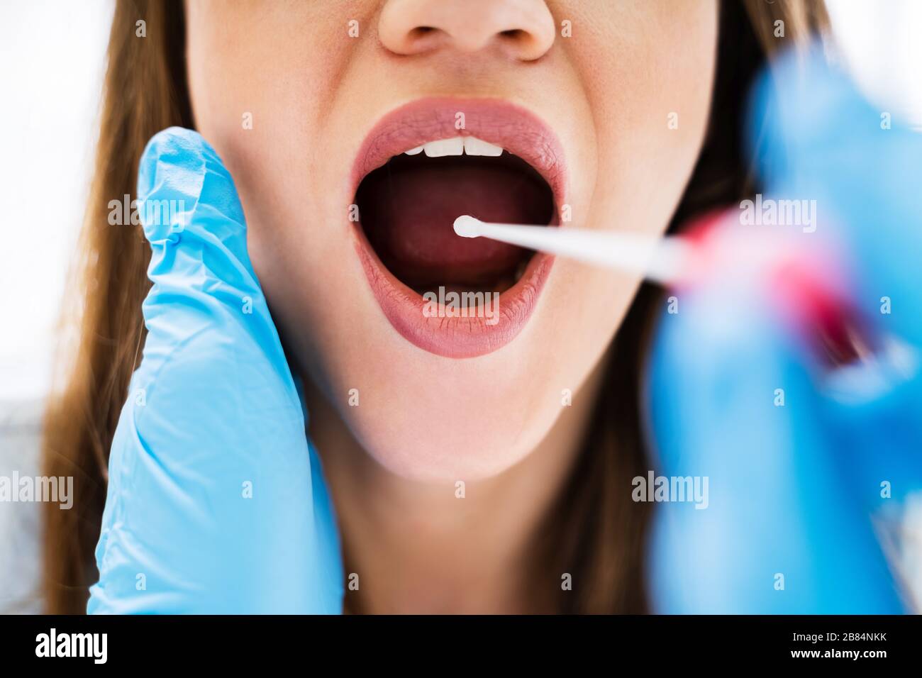 Rückansicht eines männlichen Arzt, eine körperliche Flüssigkeit Probe für DNA Test Stockfoto