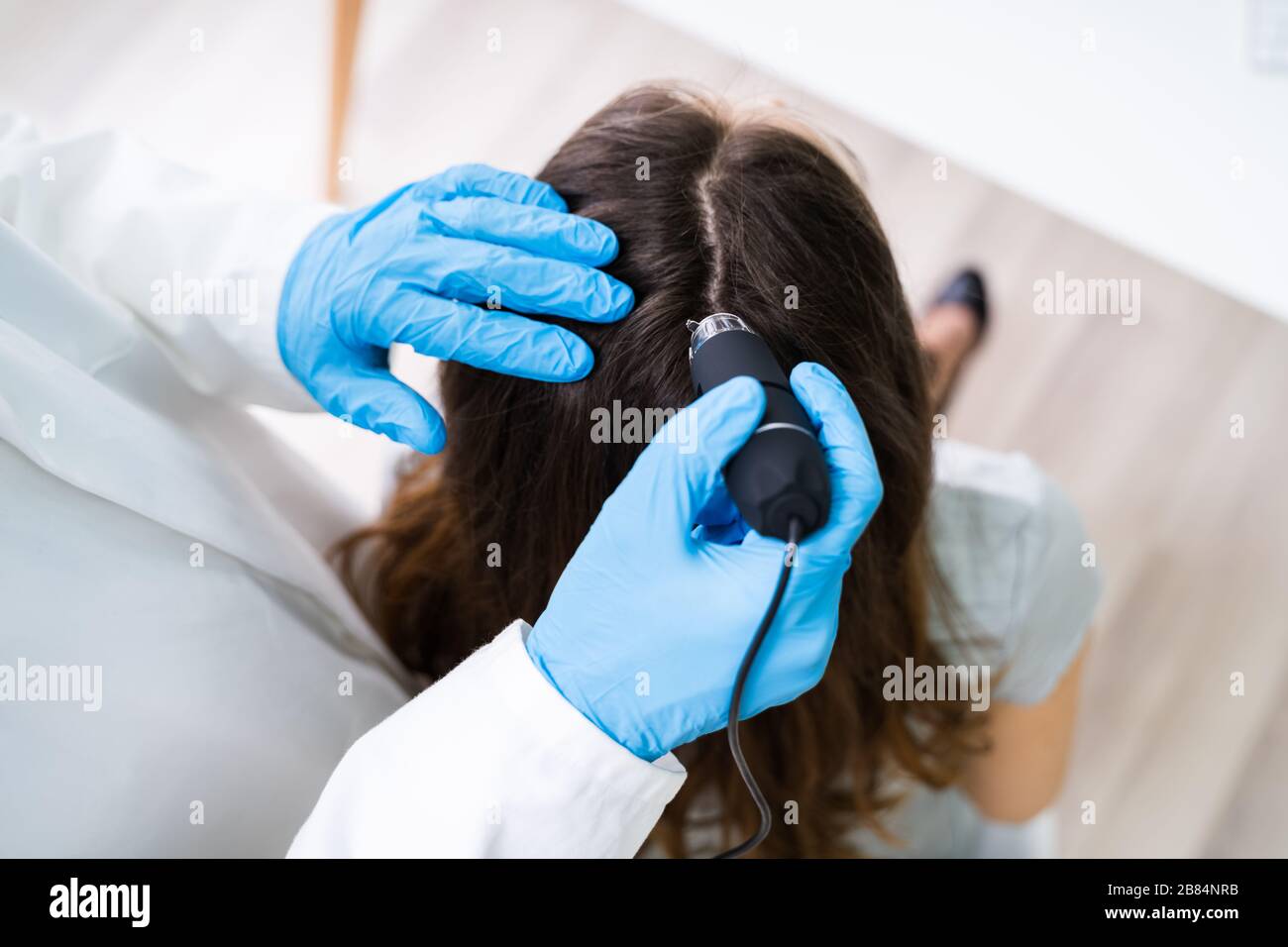 Nahaufnahme der Dermatologe mit Trichoscope für Haarausfall Behandlung seiner Klinik Stockfoto