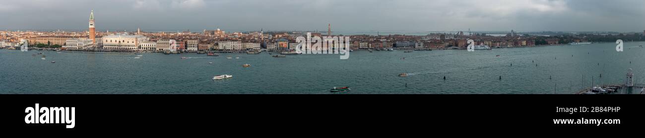 Panoramablick auf die Stadtteile Castello und San Marco bei regnerischem Wetter, Venedig/Italien Stockfoto