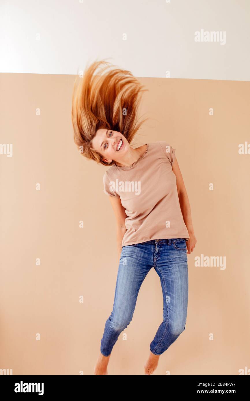 Porträt einer freudigen jungen Frau beim Springen Stockfoto