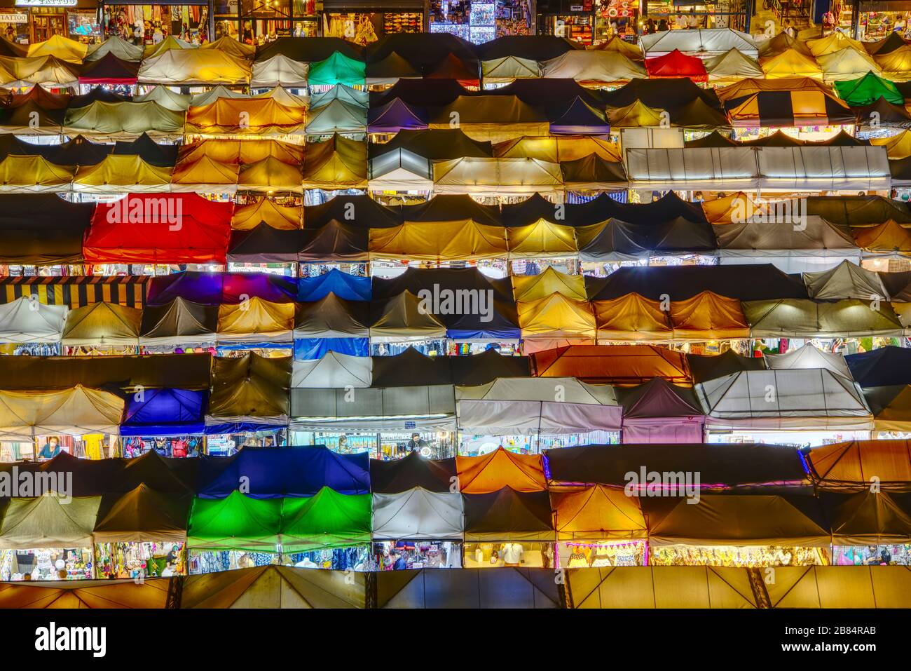 Bangkok Ratchada Train Night Market mit bunten Zelten gut zu drucken Stockfoto