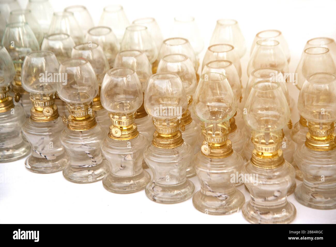Kerosinlampe auf gewöhnlichem Tisch aufgereiht, damit Buddhisten ein Feuer für den Buddha erleuchten. Stockfoto