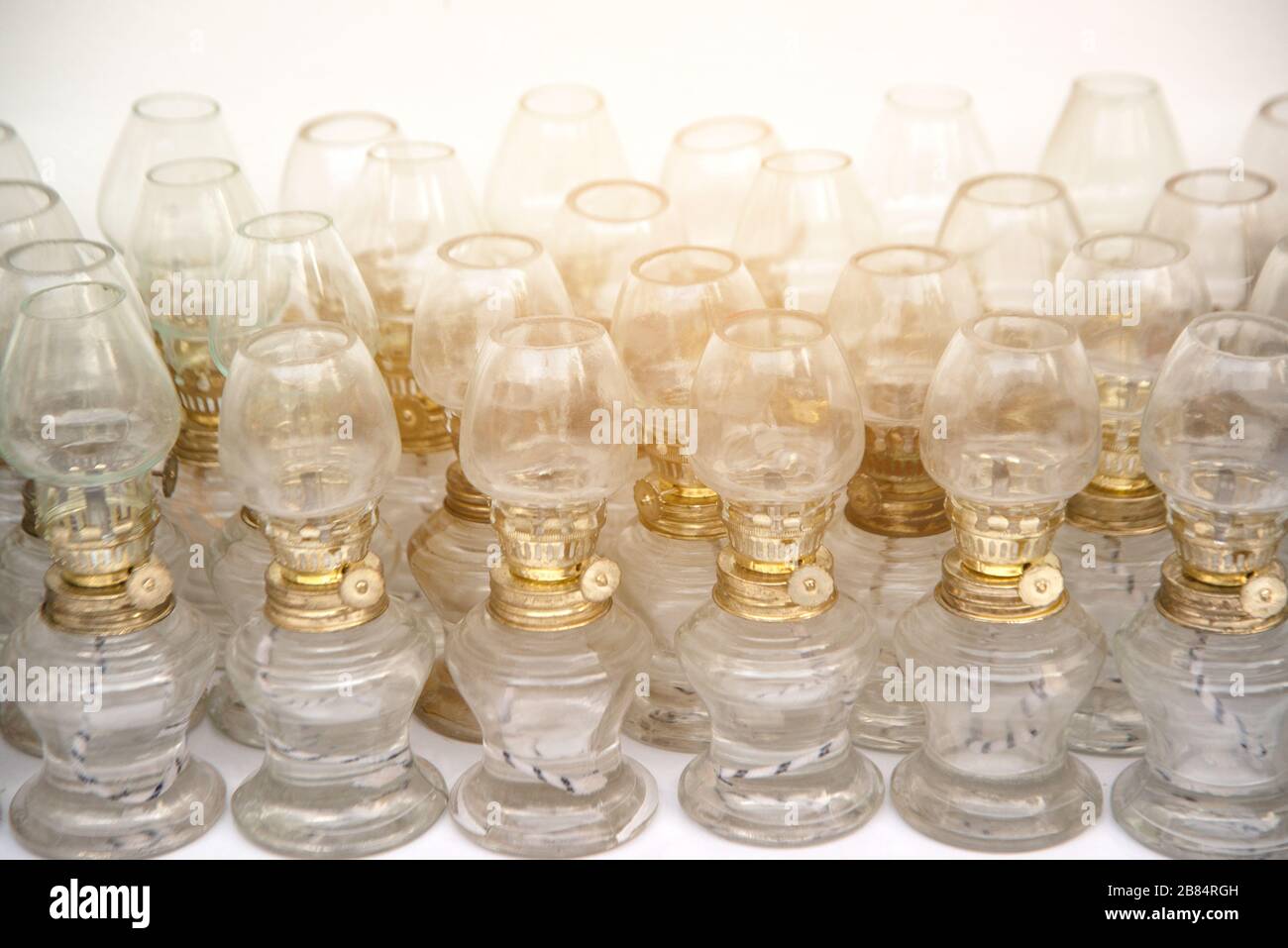 Kerosinlampe auf gewöhnlichem Tisch aufgereiht, damit Buddhisten ein Feuer für den Buddha erleuchten. Stockfoto