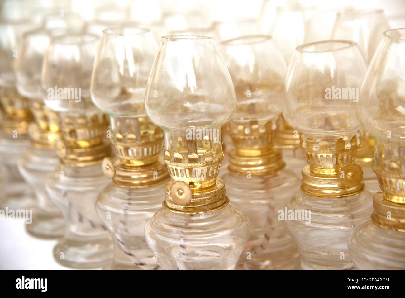 Kerosinlampe auf gewöhnlichem Tisch aufgereiht, damit Buddhisten ein Feuer für den Buddha erleuchten. Stockfoto