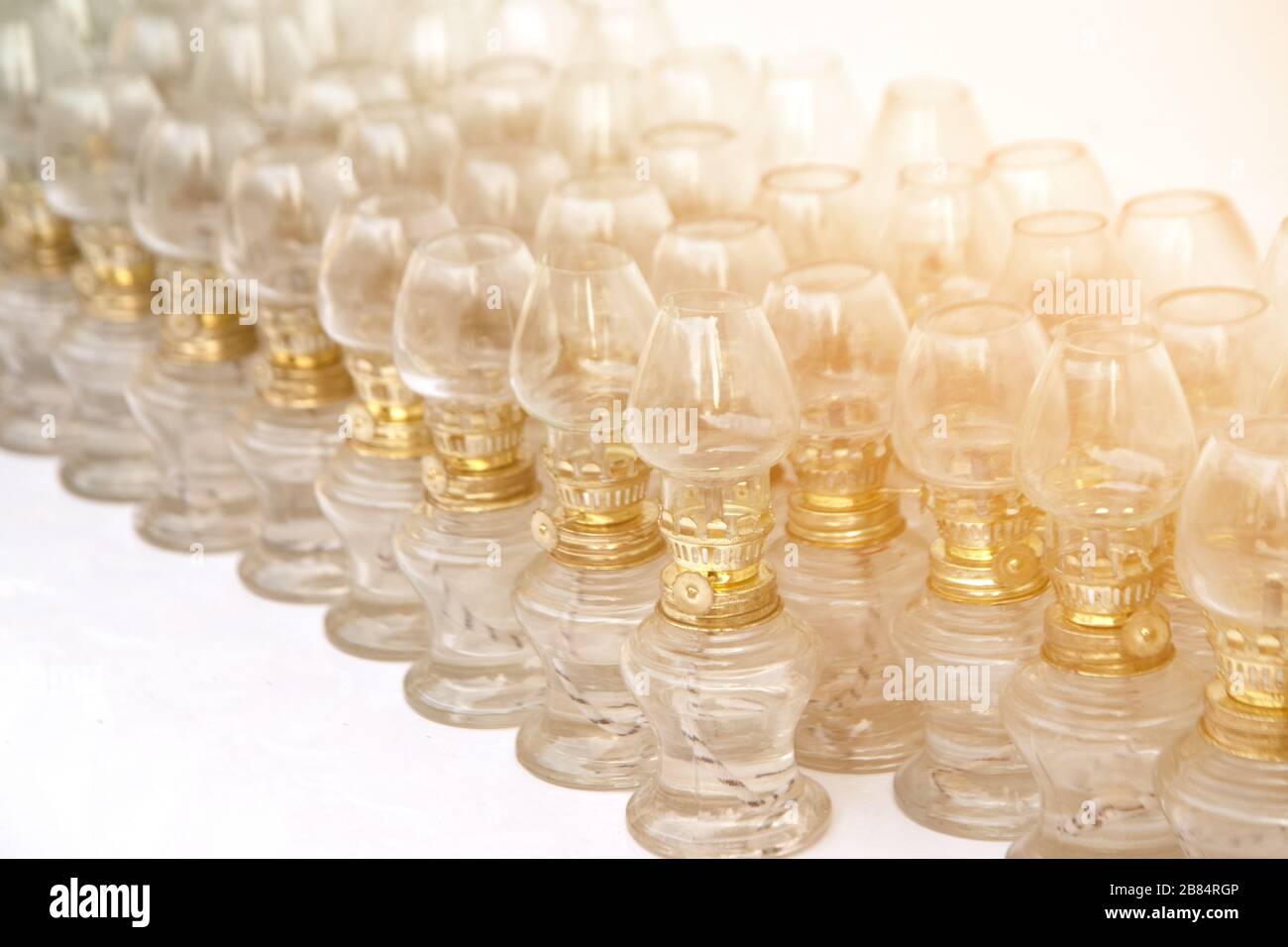 Kerosinlampe auf gewöhnlichem Tisch aufgereiht, damit Buddhisten ein Feuer für den Buddha erleuchten. Stockfoto