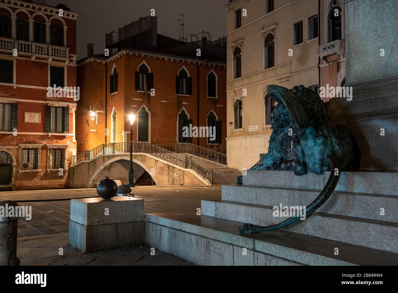 Skulptur eines Löwen auf einem Platz in Venedig/Italien Stockfoto